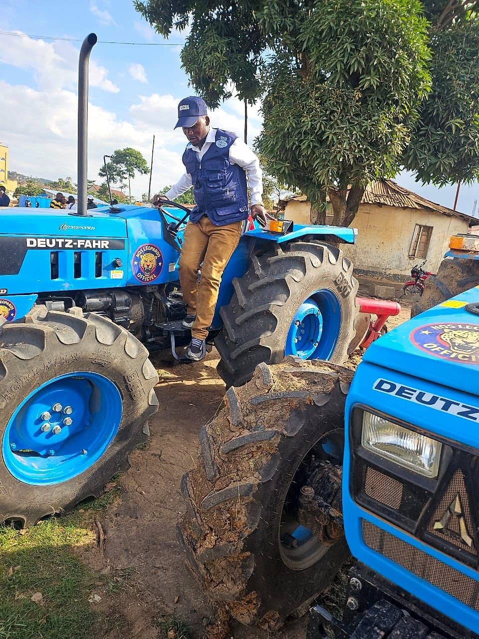 Présentation d'un tracteur aux visiteurs
